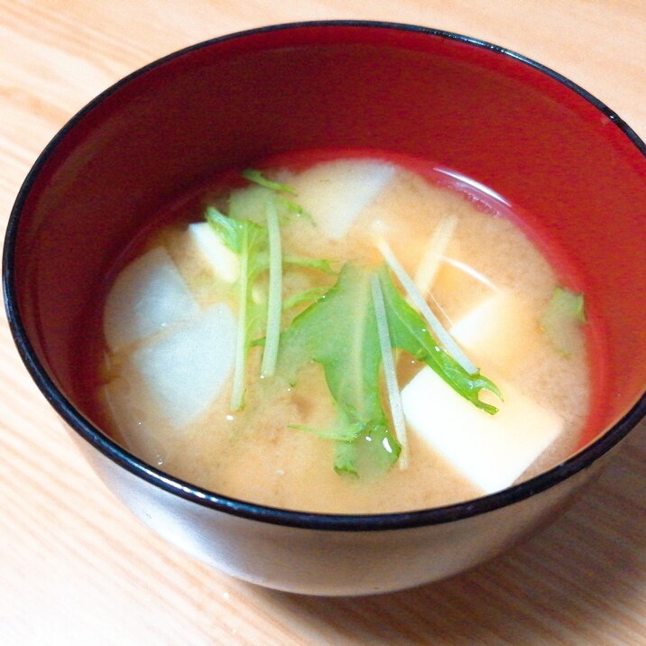 豆腐と大根と水菜の味噌汁